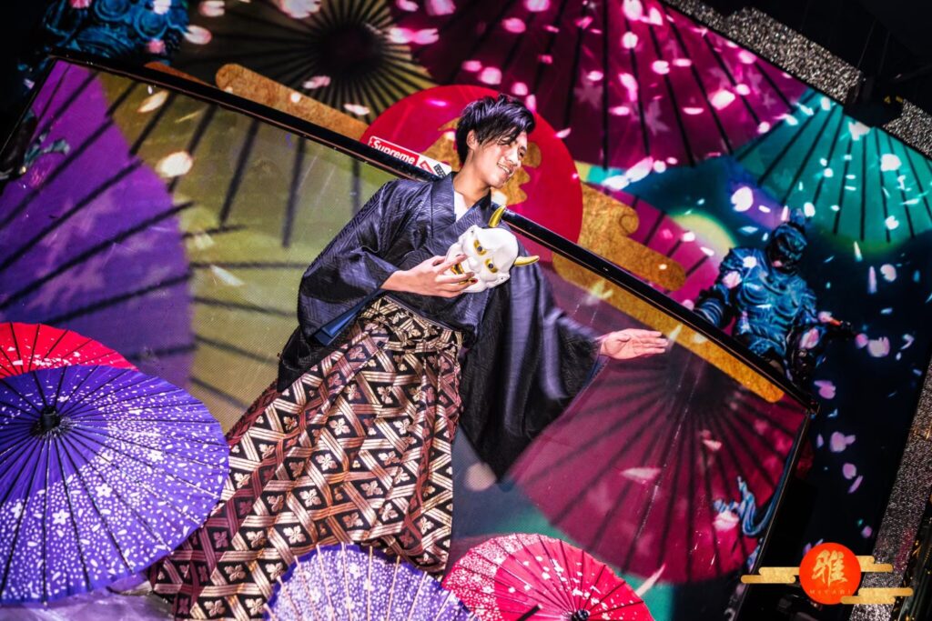 和装のパフォーマーと和傘を配したJAPAN MAGICの実際の公演